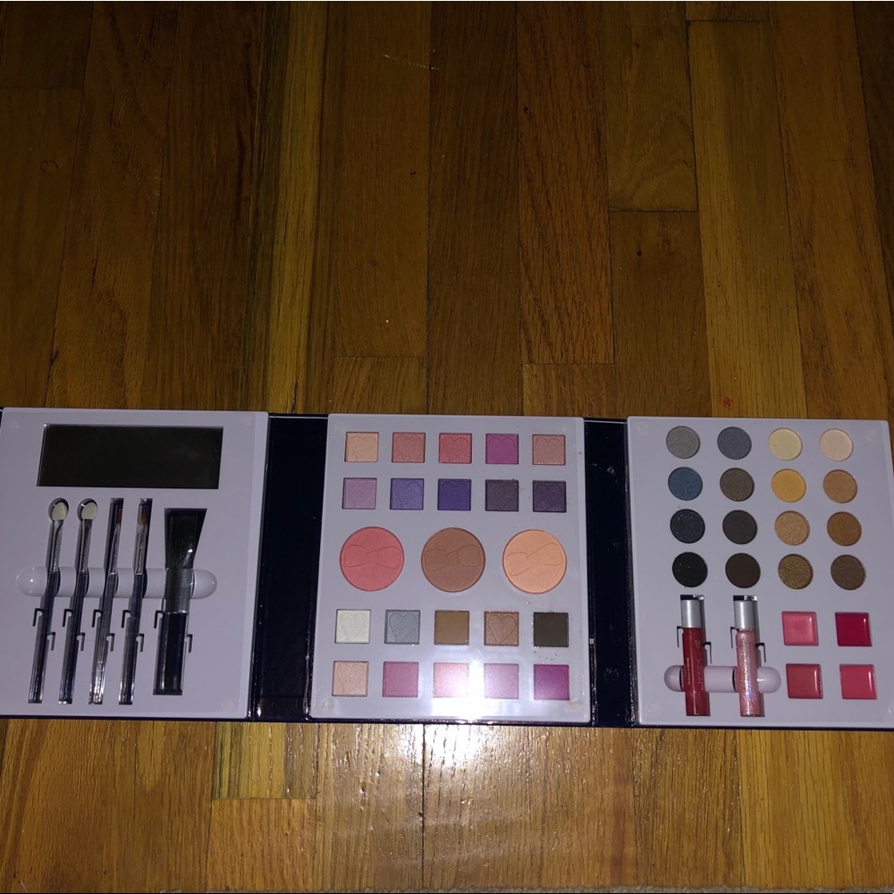 NWT Everything Make Up Book Box Claire’s